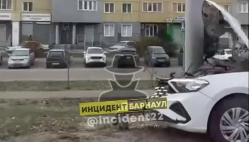 В Барнауле автомобиль такси с пассажиром врезался в столб