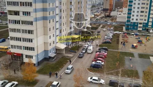 В Барнауле под окнами многоэтажки нашли тело человека