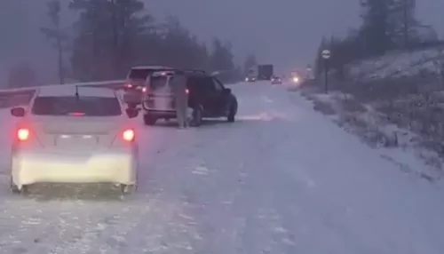 На Алтае на заваленном снегом Семинском перевале застряли десятки машин