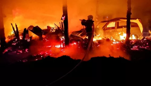 В алтайском селе в крупном пожаре сгорели баня и гараж с двумя машинами