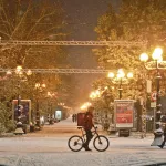 Город меняет цвета: как Барнаул укутало белым одеялом первого снега. Фото