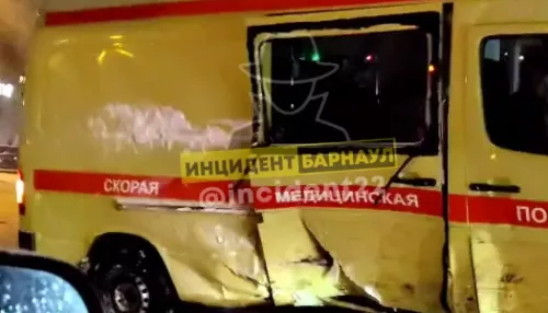 В Барнауле иномарка на скорости влетела в скорую – пострадали три девушки