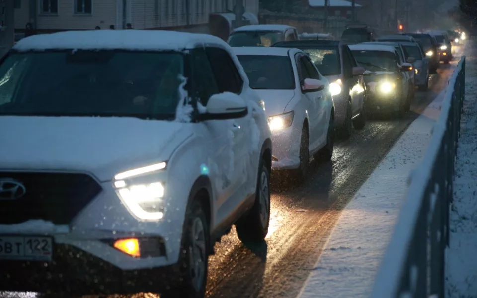 На дорогах 10 баллов: снег парализовал движение в Барнауле