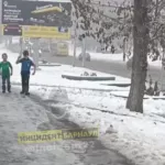 Жители Барнаула заметили на улице двух раздетых детей в минусовую погоду