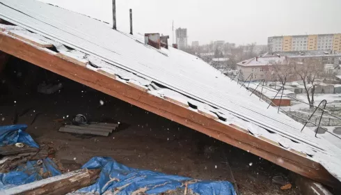 С ужасом ждут весну: на Алтае жители многоквартирных домов жалуются на дырявые крыши