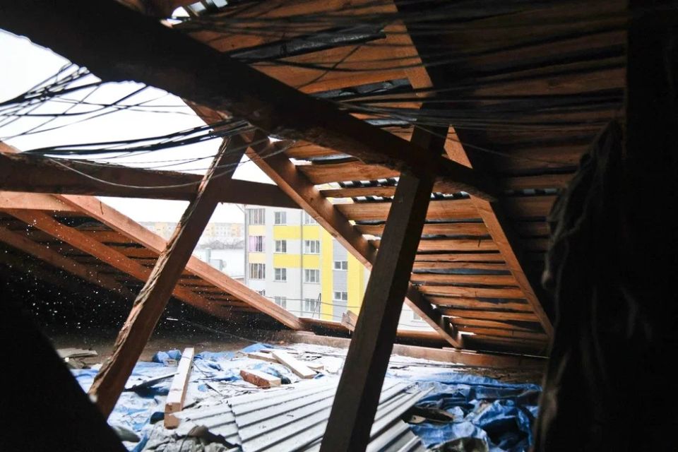 Ремонт крыши стал настоящим яблоком раздора для жильцов барнаульской пятиэтажки