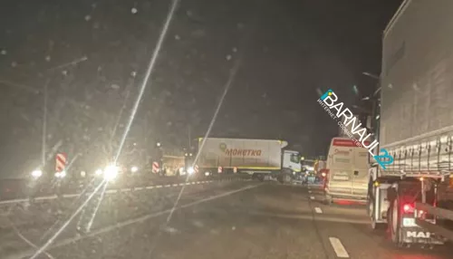 На выезде из Барнаула произошло серьезное ДТП с грузовиком