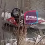 В районе Булыгино в Барнауле автомобиль сорвался в реку