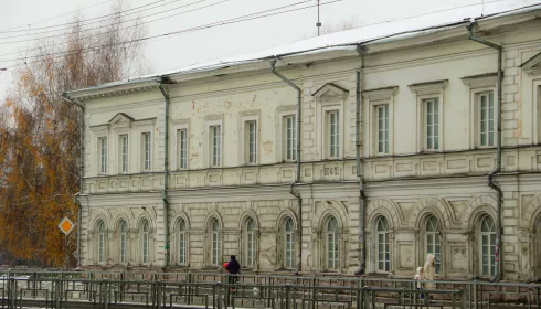 Власти в Барнауле пошли в суд из-за снега на крыше Горного училища