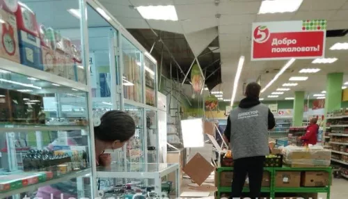В Новосибирске рядом с людьми обрушился потолок в продуктовом магазине