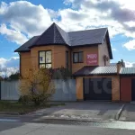 В Барнауле около Изумрудного парка продают дом с оранжереей и спортзалом