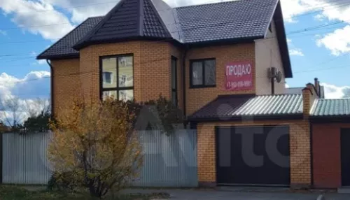 В Барнауле около Изумрудного парка продают дом с оранжереей и спортзалом