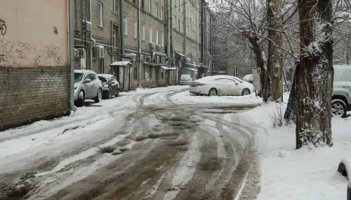 Каша и накат колеи: как дворы Барнаула начали зарастать снегом. Фоторепортаж