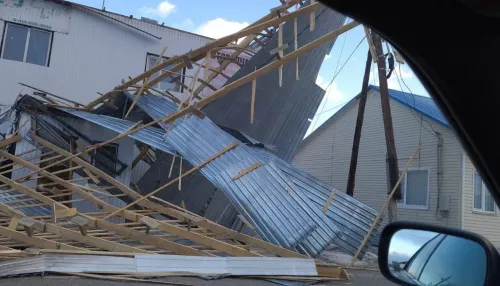 В алтайском райцентре штормовой ветер снес крышу магазина
