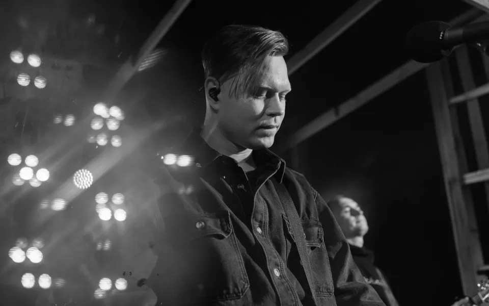 Бизнес-класс и 2,5 млн: стал известен райдер барнаульской группы Комната культуры