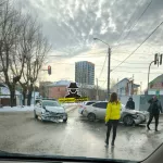 В Барнауле две легковушки не поделили перекресток