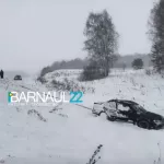 В Алтайском крае автомобилисты помогли вытащить улетевшую в кювет машину