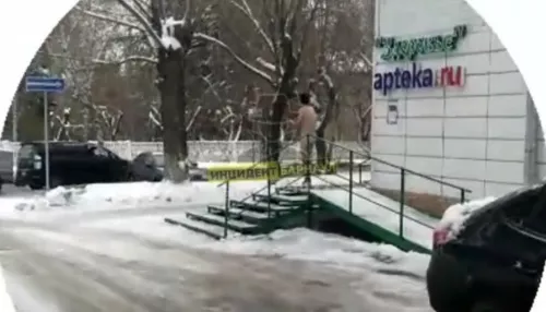В Барнауле полиция забрала с улицы полностью голого мужчину