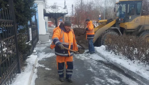 В Барнауле начали обрабатывать реагентами обледенелые тротуары
