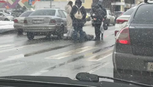 В Барнауле 20-летняя девушка сбила пешехода у ТЦ Galaxy