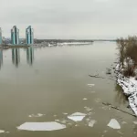 Ледоход и белая корка: как Обь в Барнауле переходит на зимнее расписание. Фото
