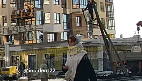 В Барнауле рабочий рухнул на землю вместе со столбом, обрезав провода