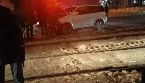 В Барнауле ДТП на трамвайных путях заблокировало дорогу