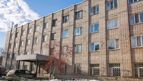 Хозяев проблемного общежития в Барнауле не смогли заставить оплатить ремонт