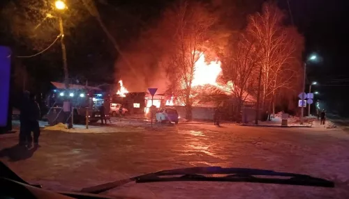 В Бийске при пожаре в гараже сгорели четыре автомобиля