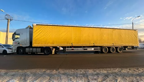 В Барнауле фура и легковушка лоб в лоб столкнулись на проспекте Космонавтов