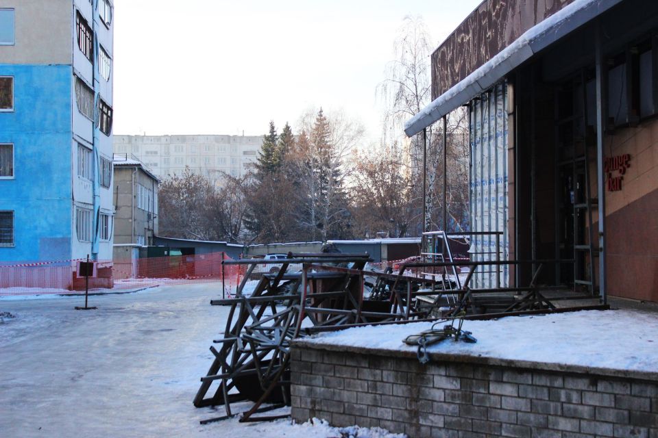 Снос здания бывшего кинотеатра "Искра" на улице 50 лет СССР, 51а