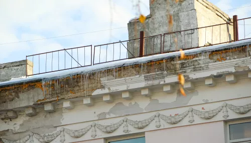 Глава Барнаула поручил очистить крыши перед наступающей оттепелью