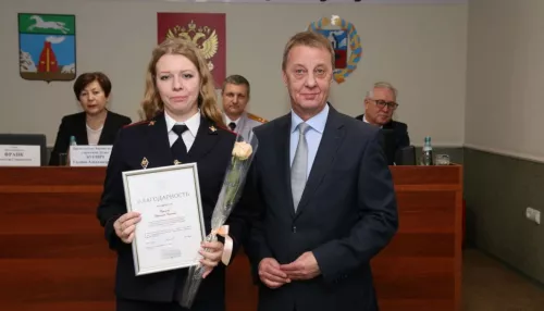 В Барнауле торжественно поздравили полицейских и наградили отличившихся. Фото