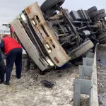 В Алтайском крае водителя перевернувшегося грузовика зажало в кабине