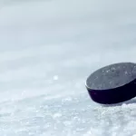 В России второй пожилой хоккеист умер во время матча за два дня