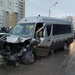 В Барнауле трактор-погрузчик смял автобус с детьми