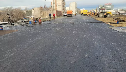 Работа кипит: в Барнауле асфальтируют мост на проспекте Ленина