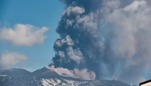 В Италии вышел из спячки и начал извергаться вулкан Этна