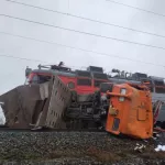 Грузовой поезд снес КамАЗ на переезде под Новосибирском
