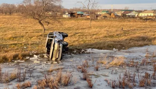В Алтайском крае возле дороги нашли авто на боку без водителя