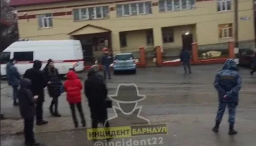 В Барнауле правоохранители оцепили здание мировых судей