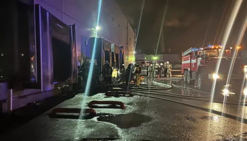 Более 70 пожарных тушили загоревшийся склад магазина в Барнауле
