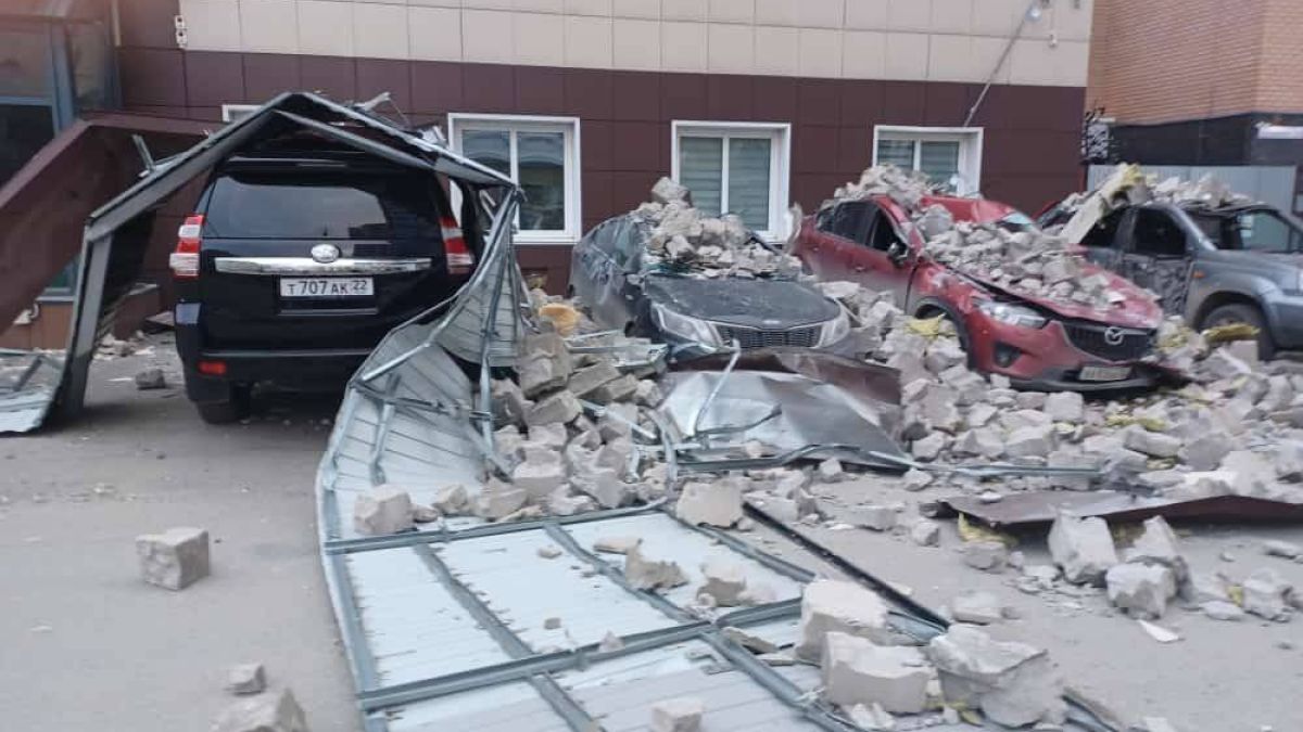 Во время урагана в Барнауле пострадали машины, припаркованные у медцентра 