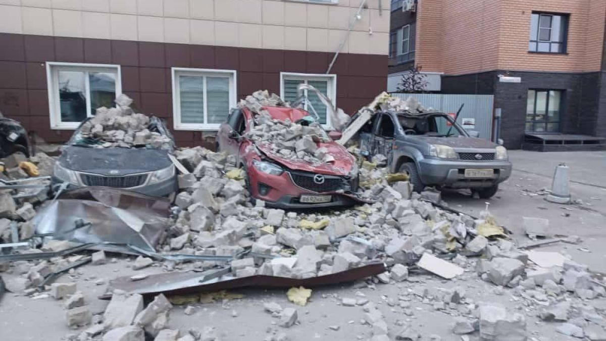 Во время урагана в Барнауле пострадали машины, припаркованные у медцентра