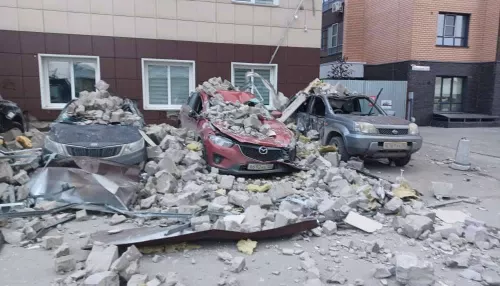 Хозяйки пострадавших из-за урагана машин в центре Барнаула назвали суммы ущерба