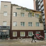 В Барнауле медцентр возместит ущерб владельцам авто за упавший в непогоду фасад