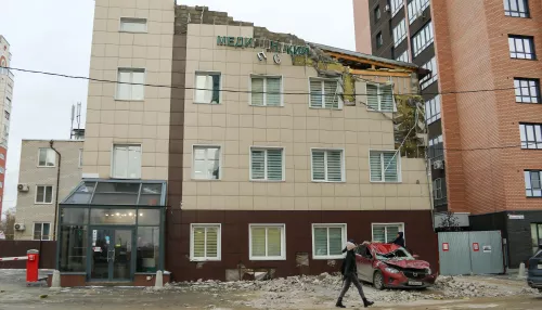 В Барнауле медцентр возместит ущерб владельцам авто за упавший в непогоду фасад