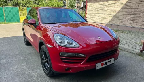 В Барнауле продают ярко-красный Porsche Cayenne в богатой комплектации