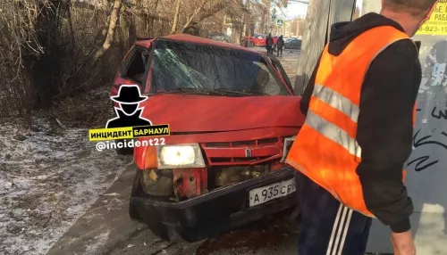 В Барнауле девятка протаранила остановку после ДТП на перекрестке