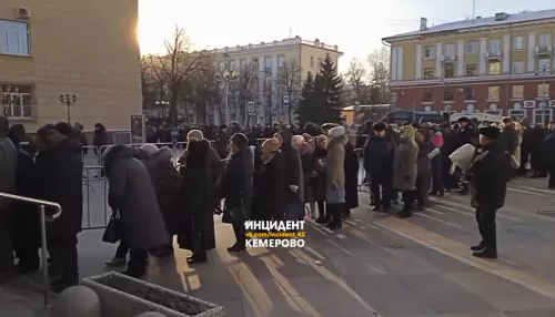 Тысячи людей пришли на церемонию прощания с экс-главой Кузбасса Аманом Тулеевым